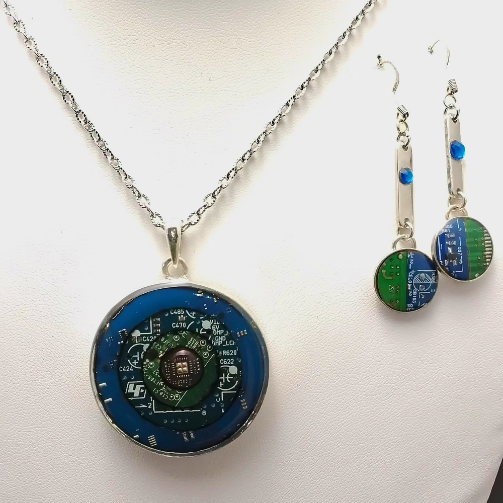 GEEK BLING - Pendant & earring set